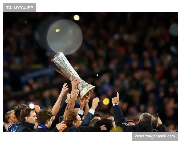 奥林匹亚科斯捧起欧协联冠军奖杯荣耀加冕再创辉煌历史新篇章